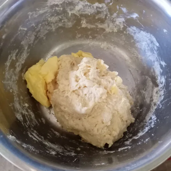 Uleni sampai kalis, lalu masukkan margarin. Uleni sampai kalis elastis.