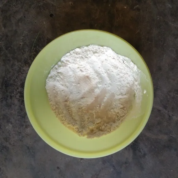 Siapkan tepung terigu, tambahkan baking powder, baking soda dan fermipan. Aduk-aduk dan tambahkan sedikit demi sedikit air (buat adonan hingga kalis).