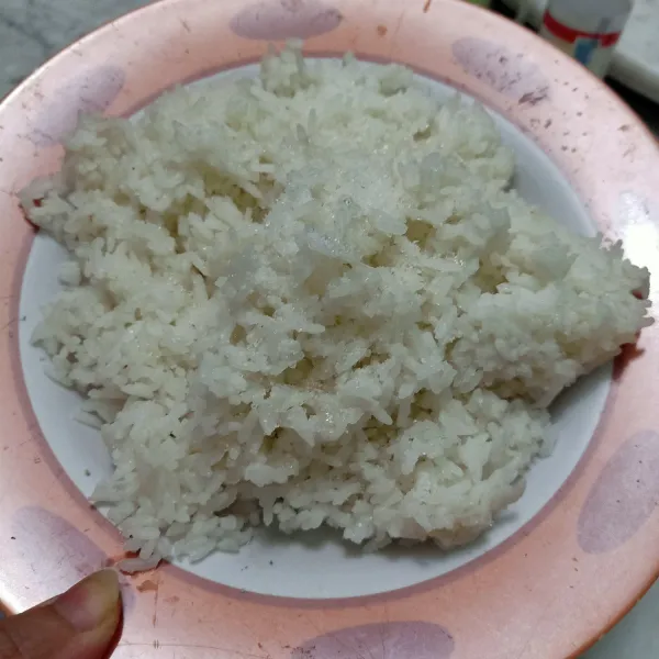 Siapkan nasi matang.