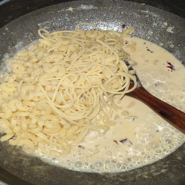 Masukkan spaghetti dan makaroni, masak hingga sausnya mengental