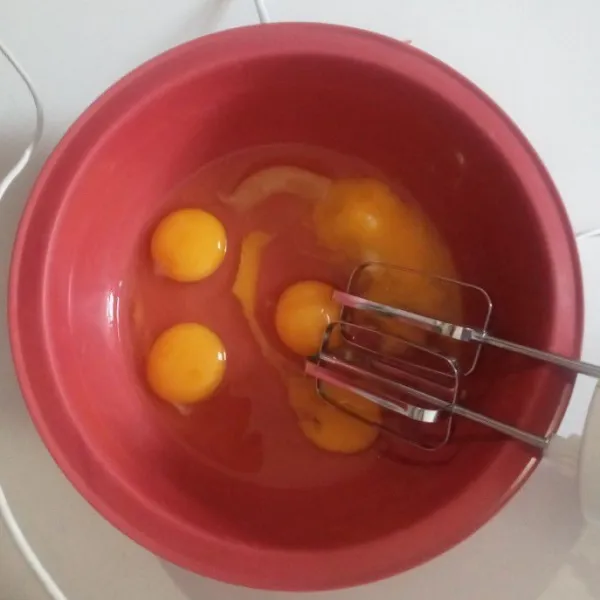Mixer telur, gula diet, air perasan jeruk lemon dan tbm dengan kecepatan tinggi sampai kuning pucat.