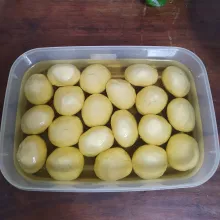 Uleni kembali adonan sampai kalis, lalu bagi menjadi 20 bagian. Bulat-bulatkan. Rendam dalam minyak dan diamkan lagi selama 4 jam.