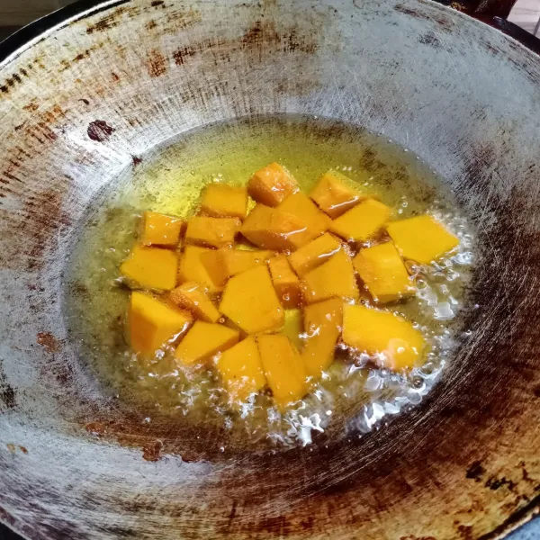 Goreng labu kuning sampai kecoklatan, tiriskan.