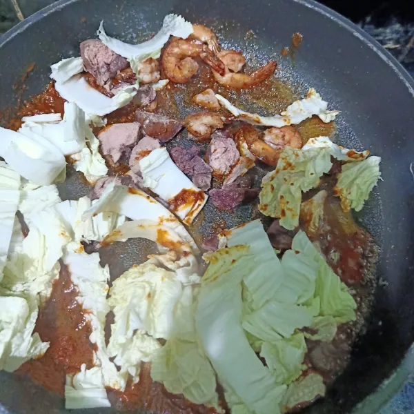 Siapkan wajan lalu masukkan bumbu halus. Tumis sampai harum lalu masukkan potongan sawi putih, irisan ati ampela, dan udang. Masak sampai tercampur rata.