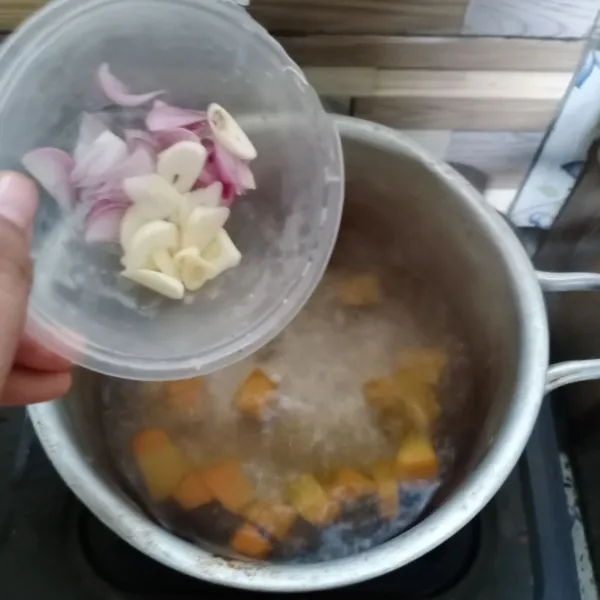 Kemudian masukkan irisan bawang merah dan bawang putih, masak sampai labu matang.