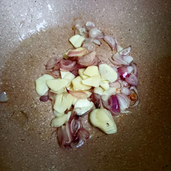 Panaskan minyak, tumis bawang merah hingga layu, masukkan bawang putih, tumis hingga harum.