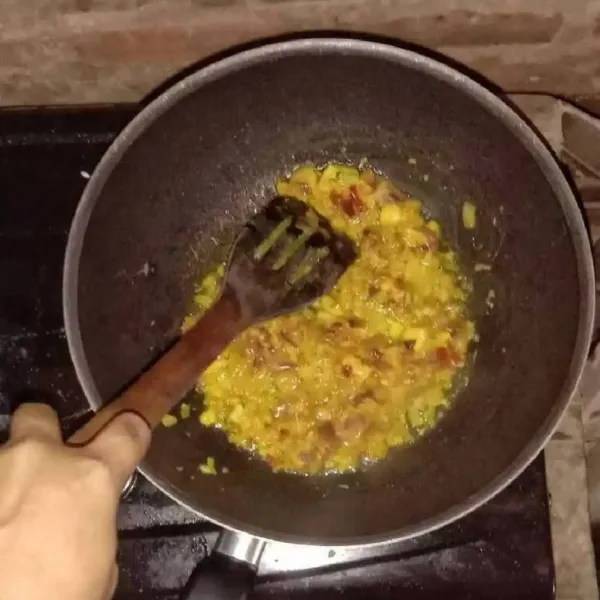 Haluskan bawang merah, bawang putih, kemiri, jinten dan pala. Tumis dengan sedikit minyak hingga harum, angkat.
