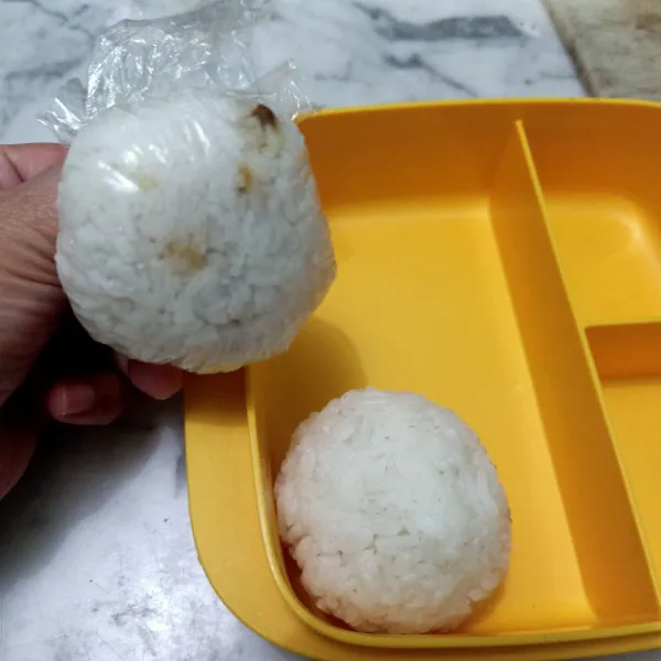 Bentuk bulat dan taruh di dalam wadah kotak bekal.