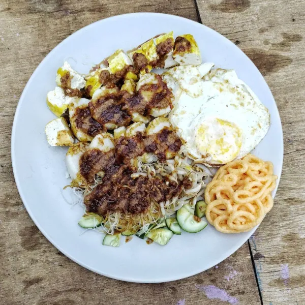 Goreng kacang tanah lalu blender dan haluskan. Uleg bersama gula merah, kencur bawang putih dan cabai rawit goreng, aduk rata. Tambahkan garam, sajikan ketoprak bersama lontong yang telah dipotong, tahu, timun, tauge, bihun, telur ceplok dan kerupuk. Lalu beri bumbu kacang di atasnya dan beri kecap. Sajikan.