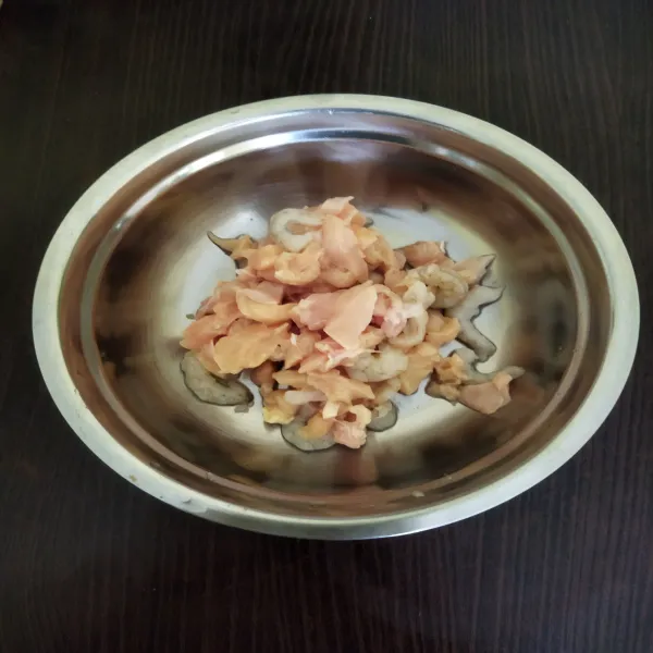 Potong dan cuci bersih daging ayam dan udang.