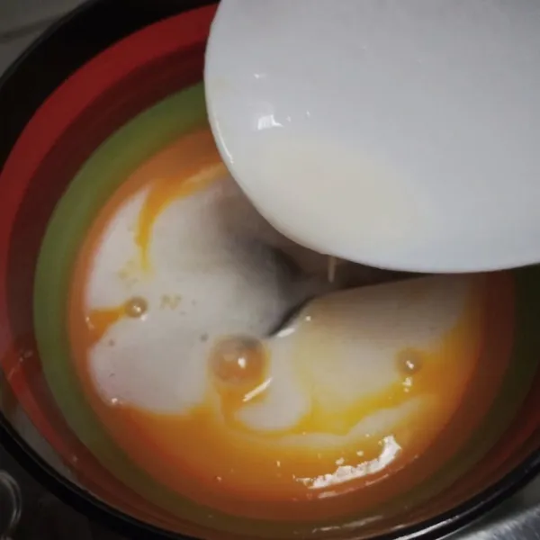 Kocok kuning telur. Jika mulai mendidih, ambil sedikit larutan lalu masukkan kedalam kocokan telur, aduk rata.