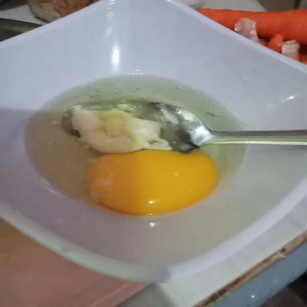 Kocok lepas telur, beri mayonaise dan garam kemudian kocok kembali agar tercampur rata. Dadar di atas pan.