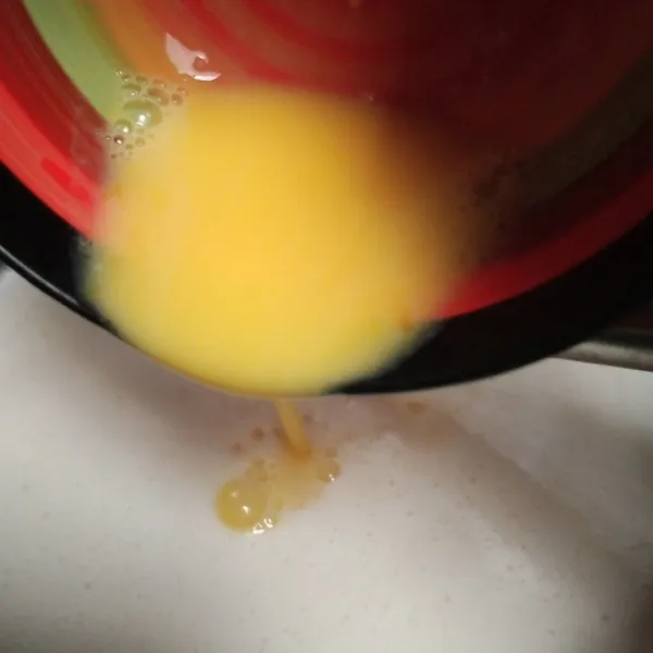 Masukkan larutan telur ke dalam panci puding, masak sambil diaduk hingga mendidih.