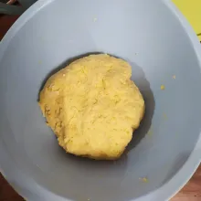 Uleni, tidak perlu sampai kalis. Istirahatkan adonan selama 1 jam. Tutup dengan kain bersih.
