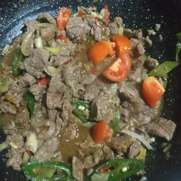 Sesaat akan diangkat, masukkan tomat. Masak sebentar. Matikan api. Siap disajikan.