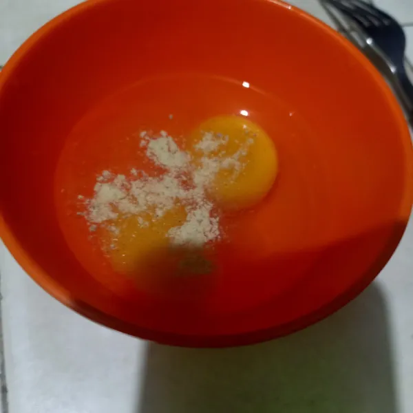 Campur telur dan garam, kocok lepas.