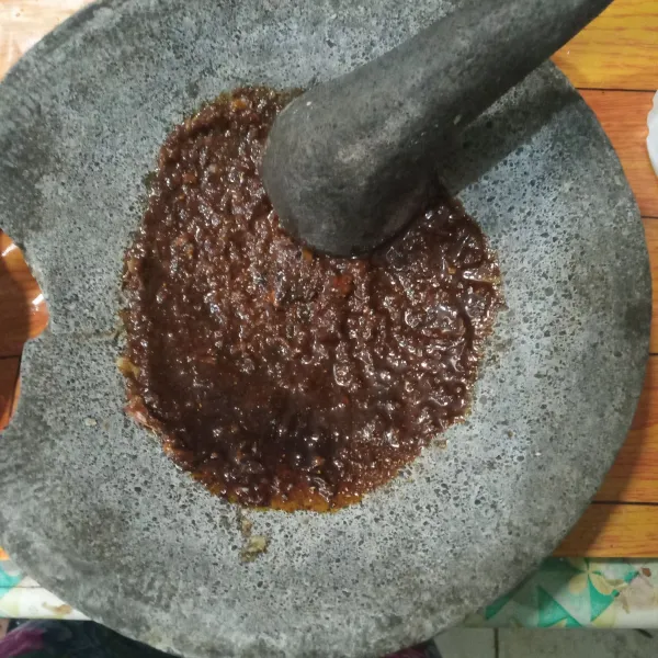 Tambahkan kecap, aduk rata.