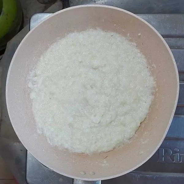 Siapkan pan, masukkan air lalu didihkan. Masukkan nasi aron, aduk-aduk terus dan masak sampai mengental.