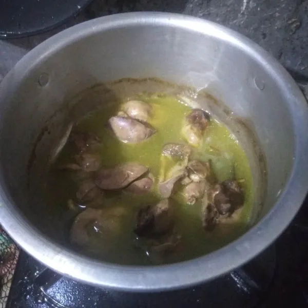 Ungkep hati ampela dengan bumbu kuning, garam dan air hingga empuk dan matang. Tiriskan.