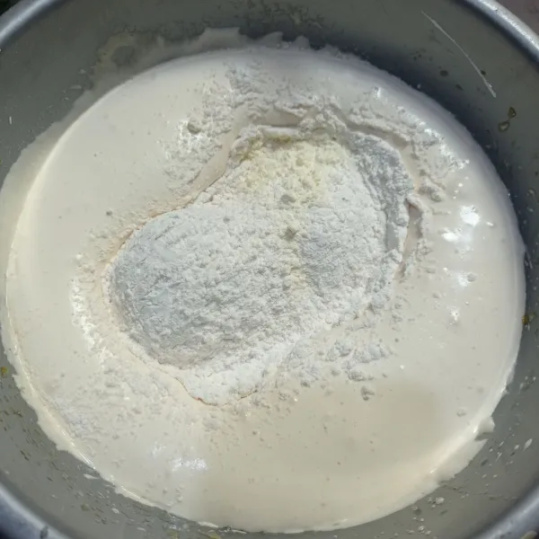 Masukkan tepung terigu dan susu bubuk yang sudah diayak, mixer dengan kecepatan rendah sampai tercampur rata.