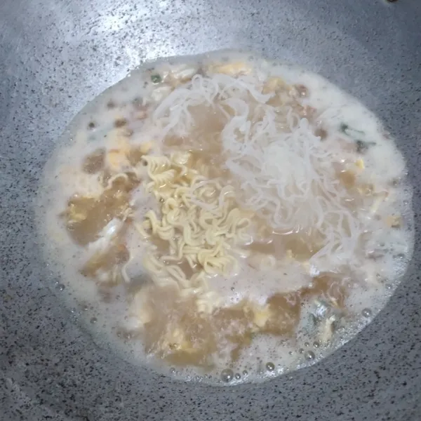 Masukkan mie telur dan bihun, aduk rata. Masak sebentar hingga mendidih.