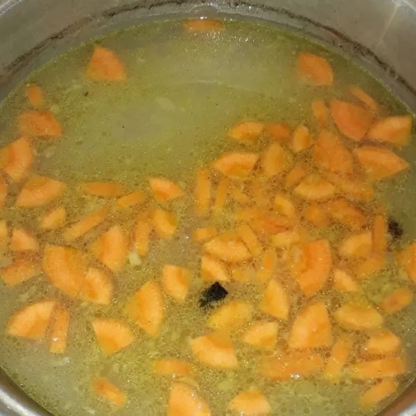 Masukkan kentang, wortel dan susu cair. Masak hingga sayuran matang.