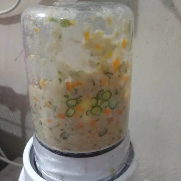 Masukkan ke dalam blender. Haluskan.