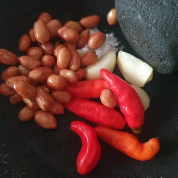 Buat sambel petis ; uleg kacang, bawang putih, garam dan cabe.
