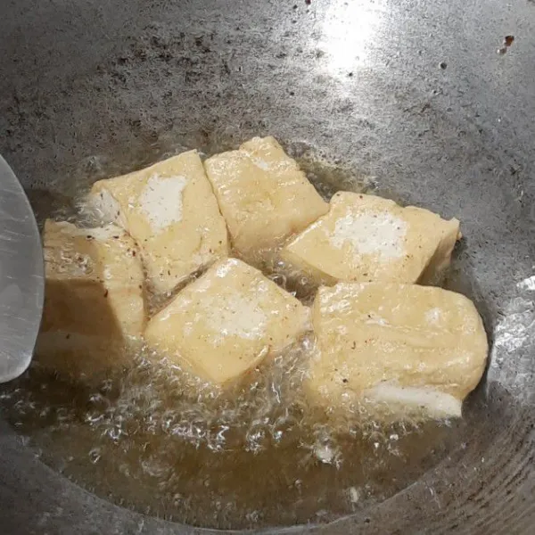 Goreng tahu dan juga kentang.