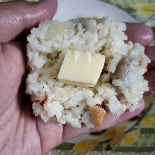 Bentuk bulat kemudian masukkan keju mozarella yang sudah dipotong dadu dalamnya sambil agak dipadatkan.