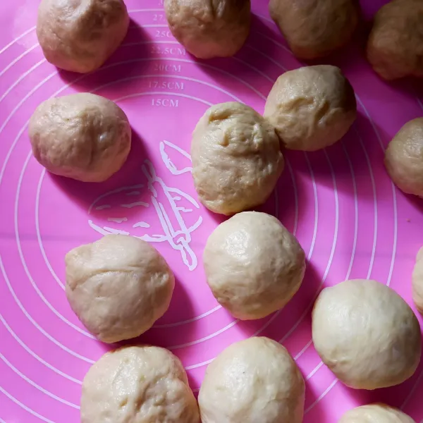 Timbang sekitar 60 gr, bentuk bulat kemudian diamkan lagi selama 15 menit.