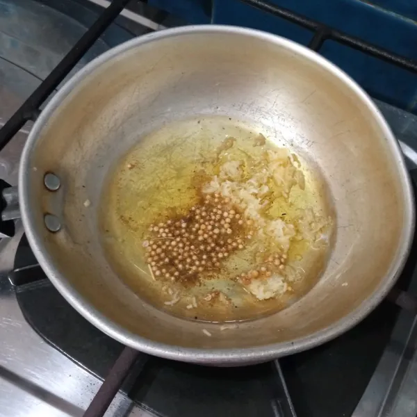 Panaskan bahan minyak bawang di panci kecil hingga wangi, angkat dan sisihkan.