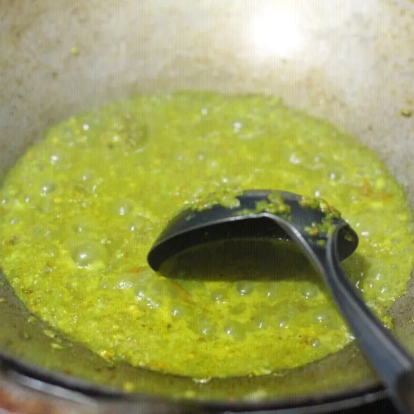 Masukkan sedikit air ke bahan bumbu aduk hingga mendidih.