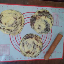 Panaskan pan anti lengket dengan api kecil. Oles margarin tipis-tipis. Pipihkan roti maryam.