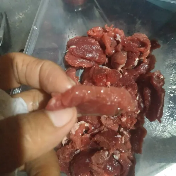 Daging diiris tipis tipis.