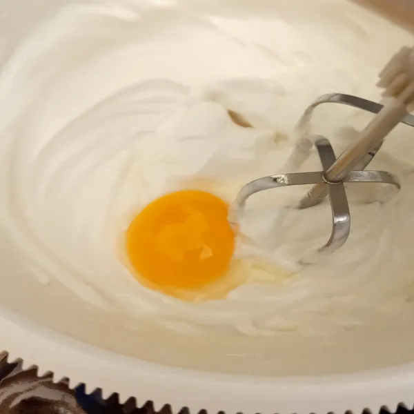 Tuang kuning telur 1/1 , mix dengan speed rendah sampai asal tercampur rata saja.