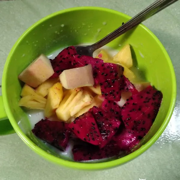 Masukkan potongan buah, aduk rata kemudian simpan di dalam kulkas kuran lebih 1 jam.