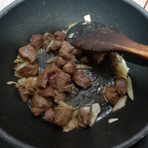 Masukkan potongan daging yang sudah dimarinasi. Aduk rata hingga daging berubah warna.