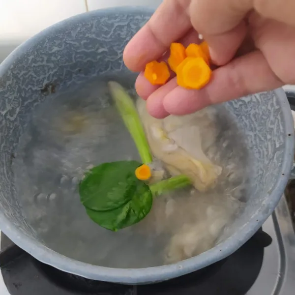 Setelah empuk tambahkan irisan kunyit, serai geprek dan daun jeruk purut.