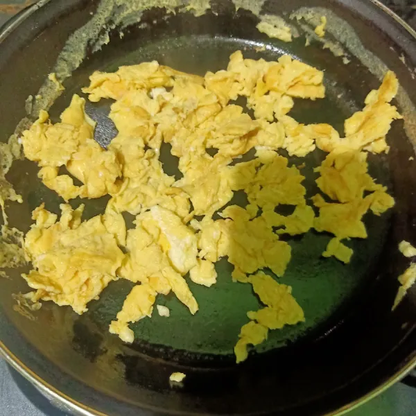 Siapkan wajan lalu beri minyak. Setelah panas, masukkan telur kocok. Aduk orak-arik sampai matang.