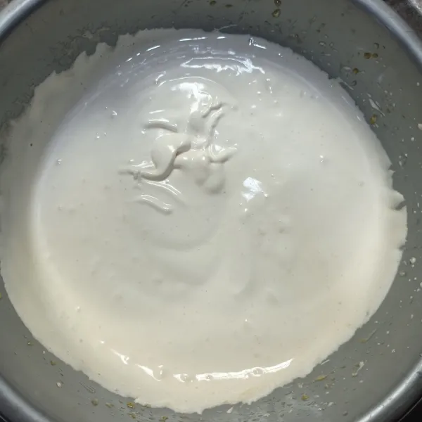 Campur telur, gula pasir, dan emulsifier (sp) lalu mixer dengan kecepatan penuh sampai putih kental berjejak.