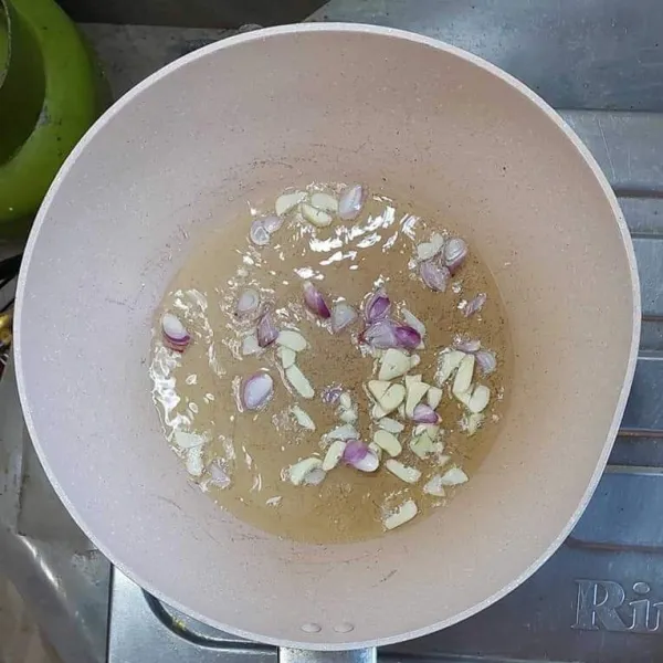 Panaskan minyak, tumis bawang merah dan bawang putih sampai harum.