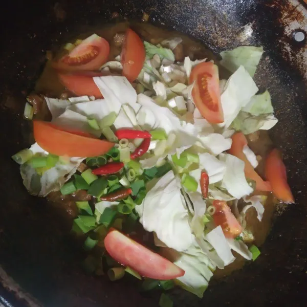 Setelah daging empuk, masukan kol, daun bawang, tomat dan cabe utuh. Masak sampai matang.