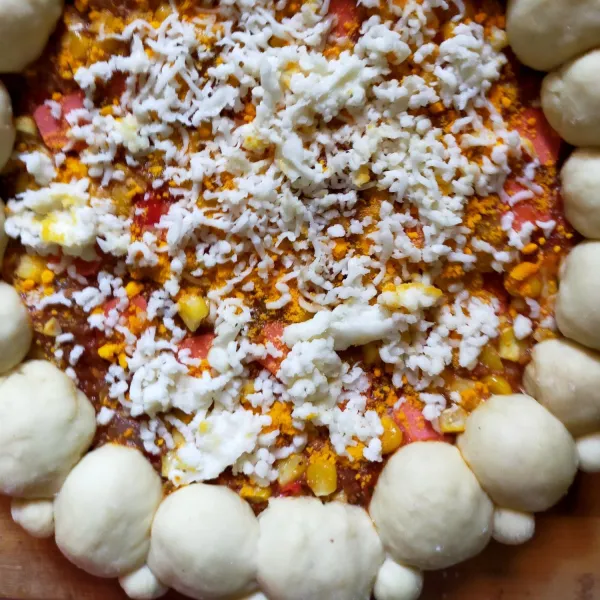 Taburi dengan Mozarella parut. Panggang dengan api sedang hingga matang selama 25 menit dengan suhu 180 derajat Celcius atau disesuaikan dengan oven masing-masing. Angkat.