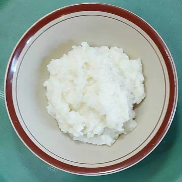 Siapkan mangkok, masukkan bubur.