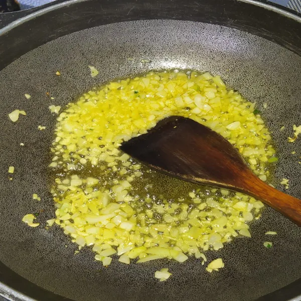 Tumis bawang bombay dan bawang putih hingga harum dan layu.