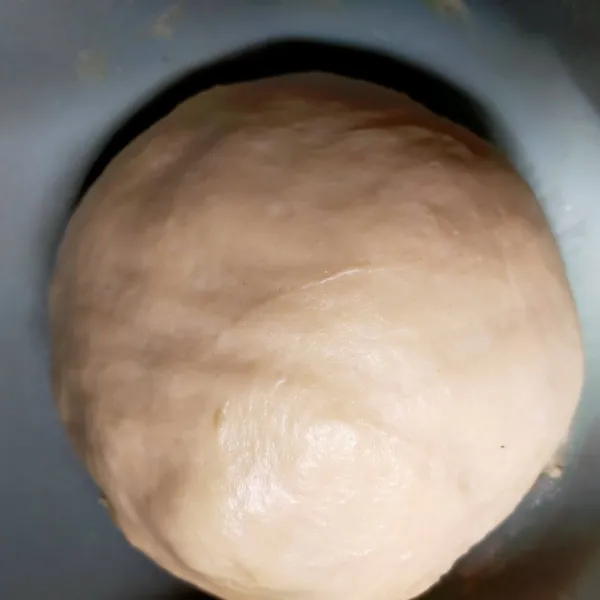 Siapkan baskom. Masukkan semua bahan kering lalu aduk rata. Kemudian masukkan bahan basah perlahan sambil dimixer hingga setengah kalis. Masukkan bahan butter dan garam, mixer kembali sampai kalis elastis. Tutup dengan plastik wrap atau dengan kain bersih hingga adonan mengembang dua kali lipat selama 1 jam.