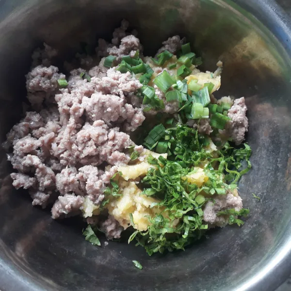 Masukkan tumisan daging ke dalam kentang tumbuk. Tambahkan pula daun bawang dan seledri. Aduk rata lalu koreksi rasa.