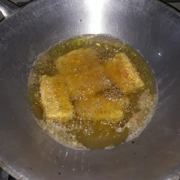 Panaskan minyak, lalu goreng sampai matang berwarna kuning keemasan. Setelah matang, angkat dan tiriskan. Sajikan bersama saus pelengkap atau bisa jadikan sebagai lauk pauk.