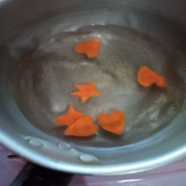 Rebus potongan wortel selama 3 menit atau sampai wortel empuk.